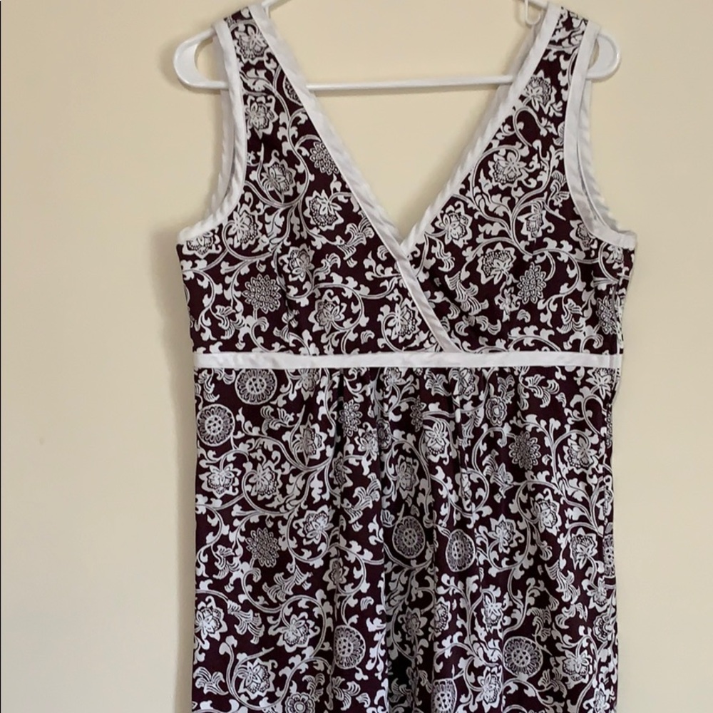 Sleeveless cotton dress. Eggplant/brown and white.